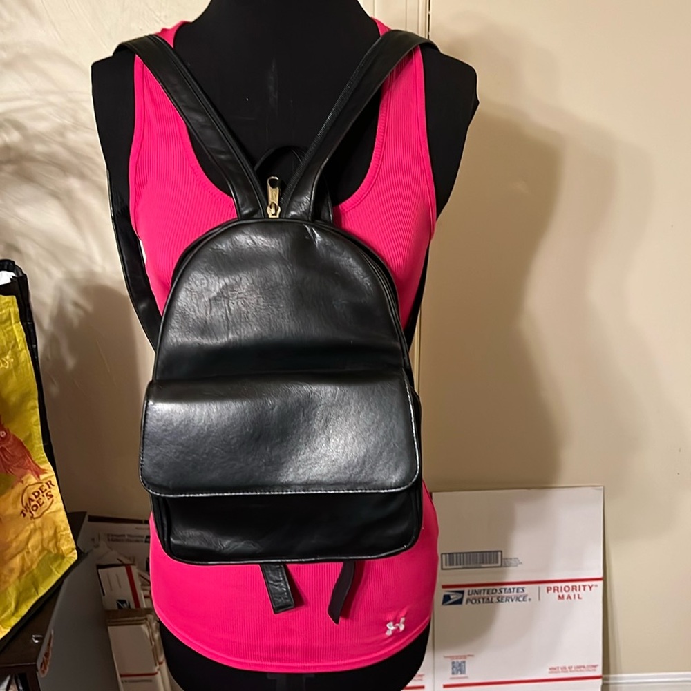 Black leather back pack purse w/zip straps